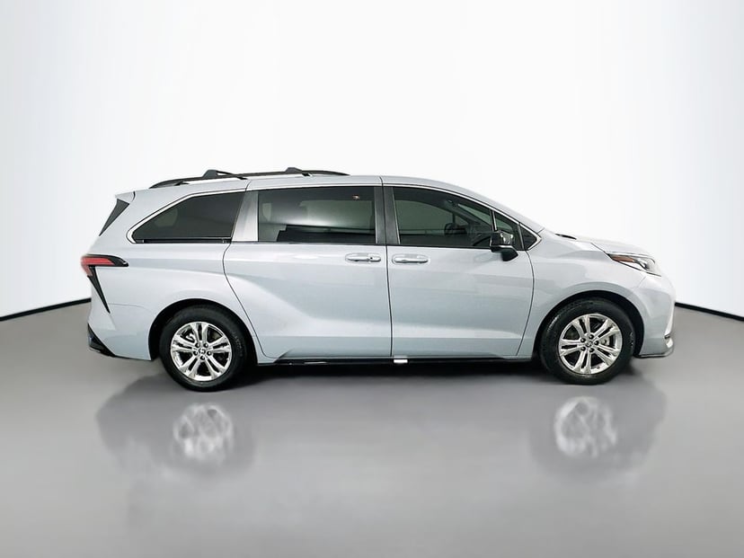 2023 Toyota Sienna - Image 3