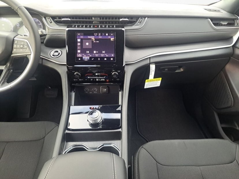 2025 Jeep Grand Cherokee Laredo X - Image 3