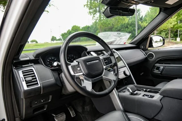 2023 Land Rover Discovery - Image 3