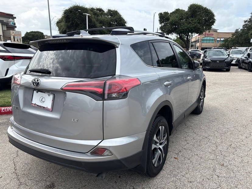 2018 Toyota RAV4 - Image 3