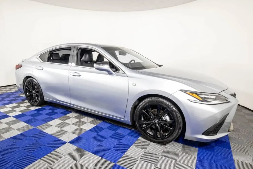 2023 Lexus ES - Image 2