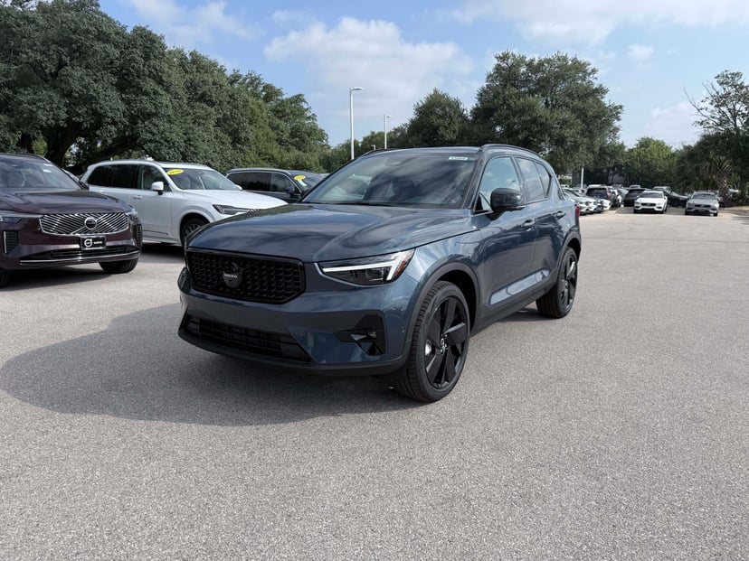 2026 Volvo XC40 - Image 1