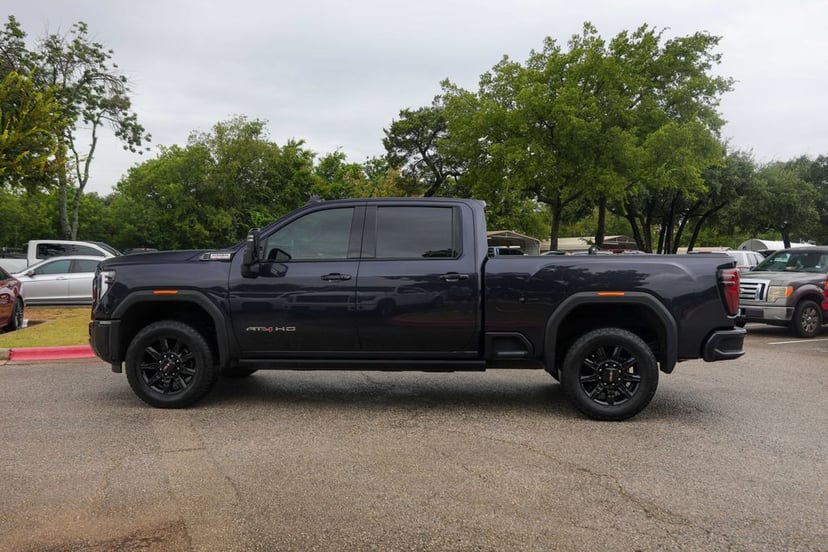 2024 GMC Sierra HD - Image 2