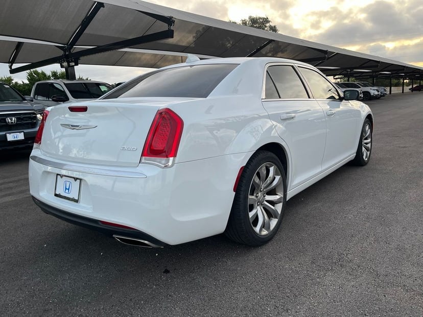 2020 Chrysler 300 - Image 3