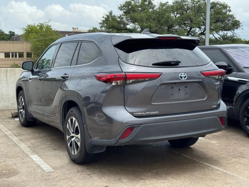 2020 Toyota Highlander - Image 2
