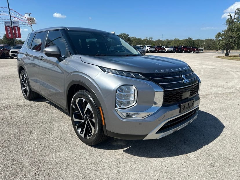 2023 Mitsubishi Outlander - Image 1