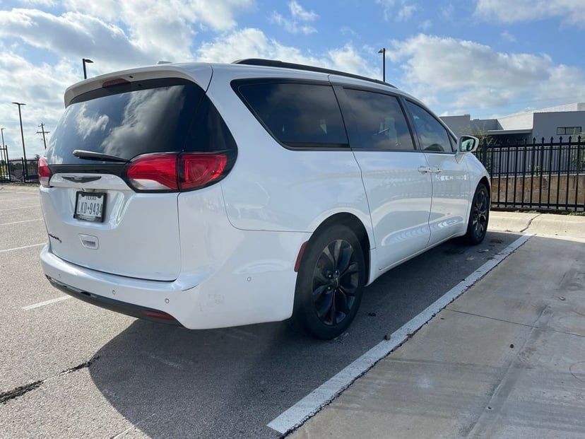 2018 Chrysler Pacifica - Image 3