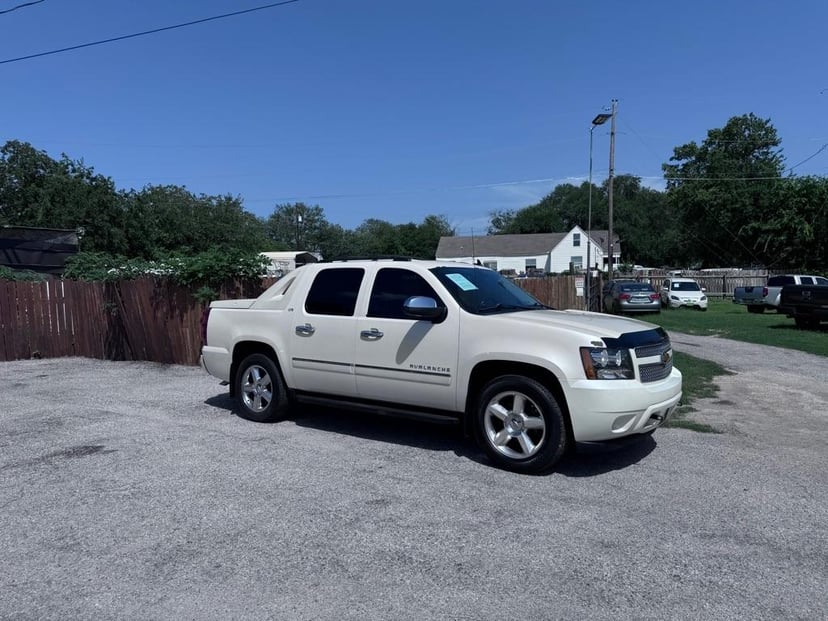 2011 Chevrolet avalanche - Image 1