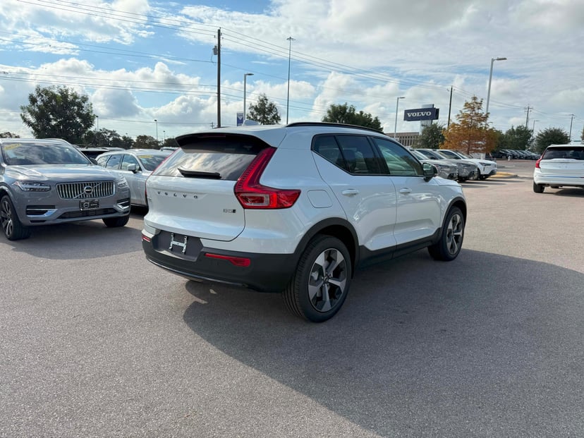 2026 Volvo XC40 - Image 3