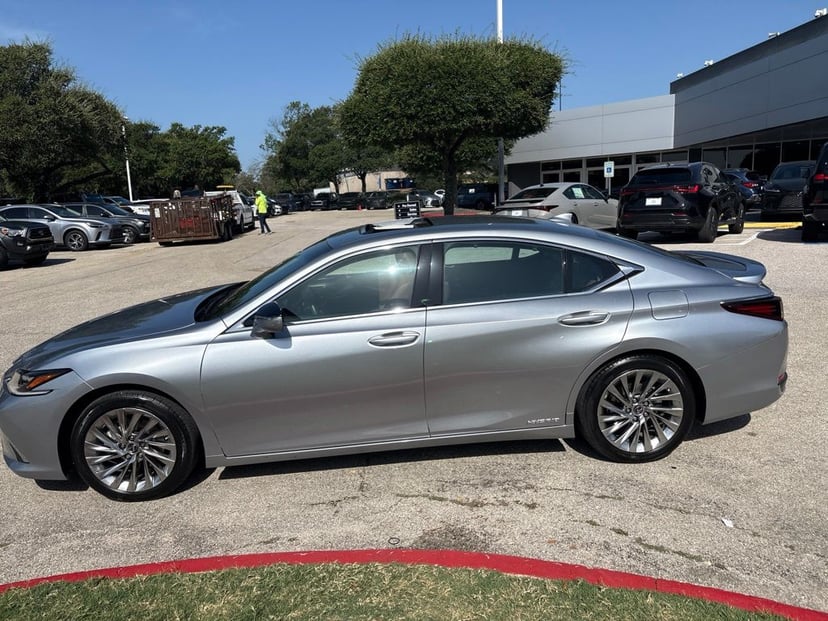 2022 Lexus ES - Image 1
