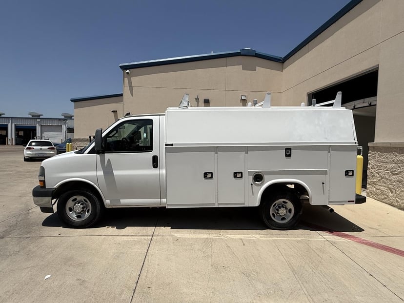 2020 Chevrolet Express Cutaway - Image 2