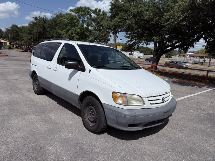 2002 Toyota Sienna - Image 1