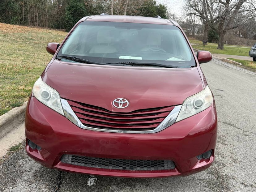 2015 Toyota Sienna - Image 3