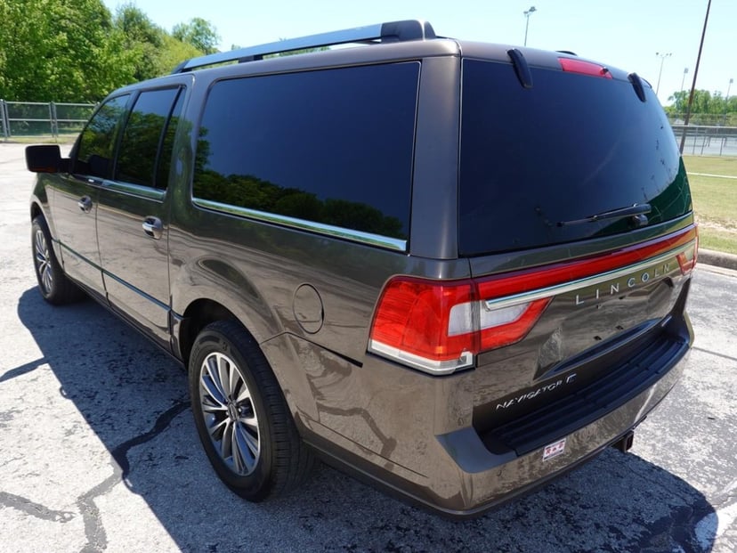 2016 Lincoln Navigator L - Image 3