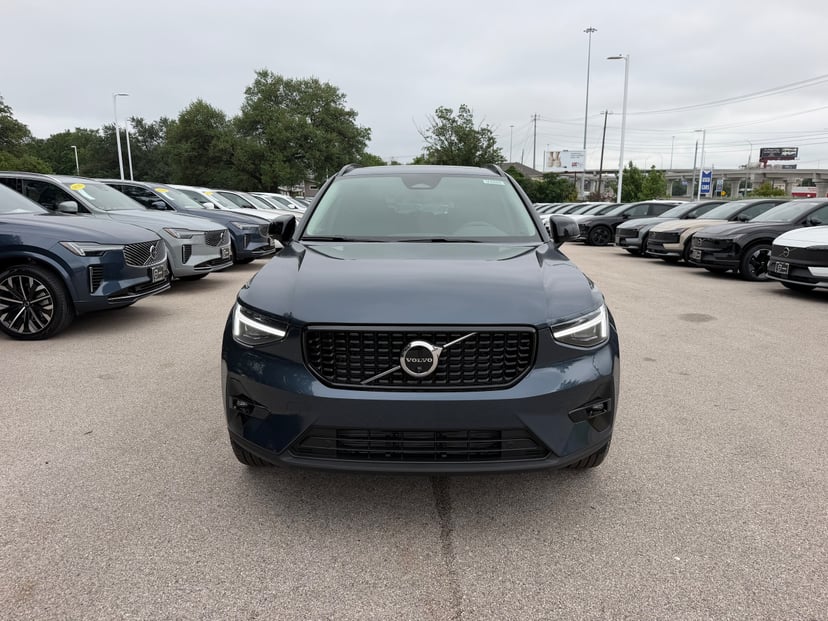 2026 Volvo XC40 - Image 3