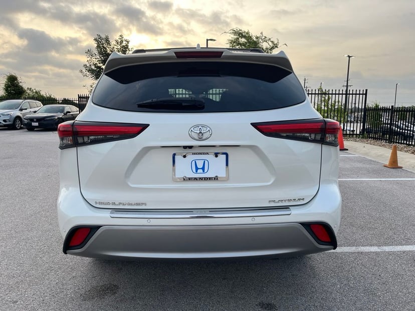 2021 Toyota Highlander - Image 3