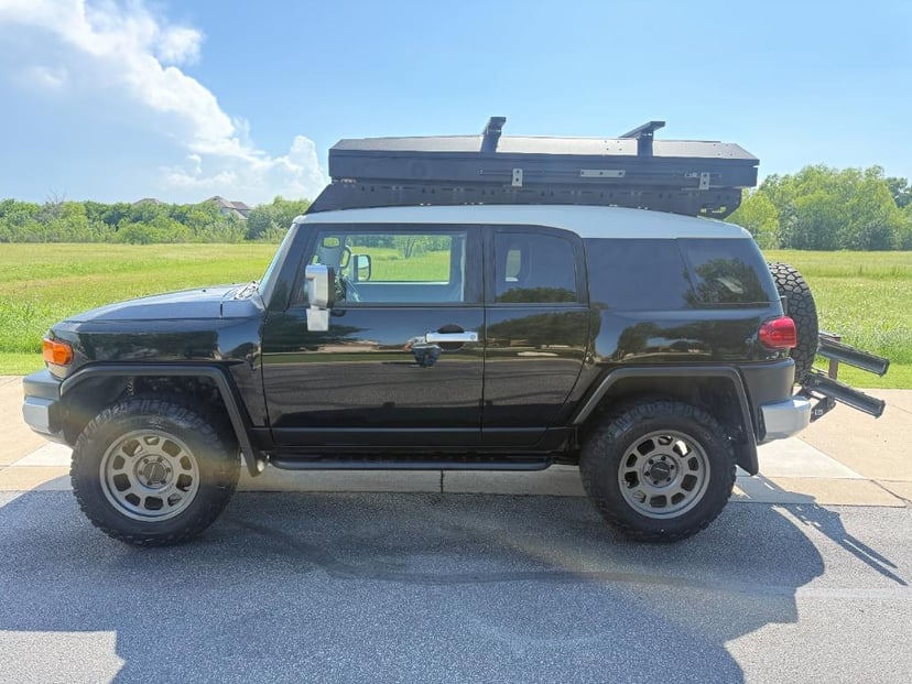 2014 Toyota FJ Cruiser - Image 2