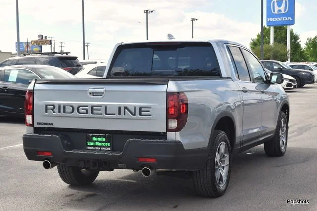 2025 Honda Ridgeline AWD RTL 4D Crew Cab Solar Silver Metallic - Image 2
