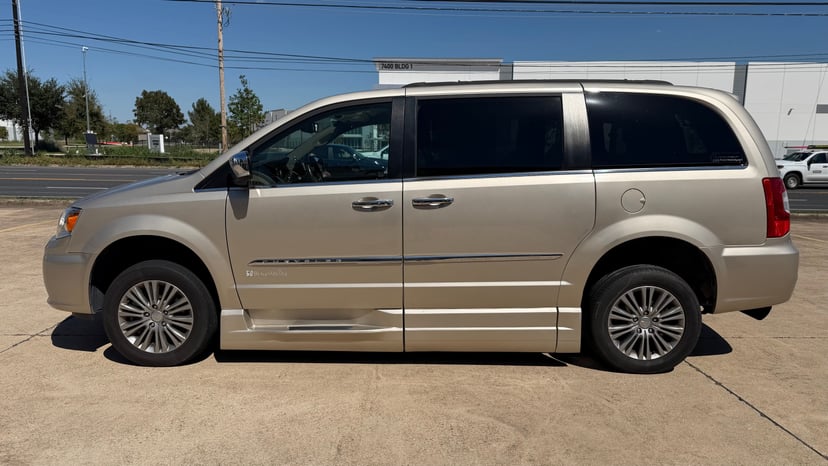 2014 Chrysler Town & Country - Image 1