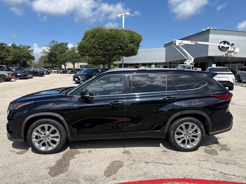 2020 Toyota Highlander - Image 2