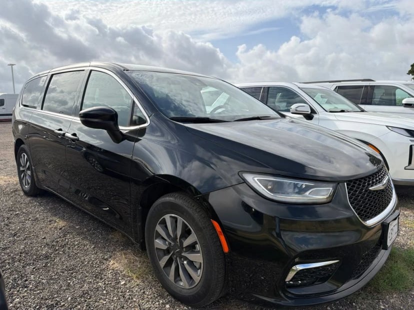 2023 Chrysler Pacifica - Image 2