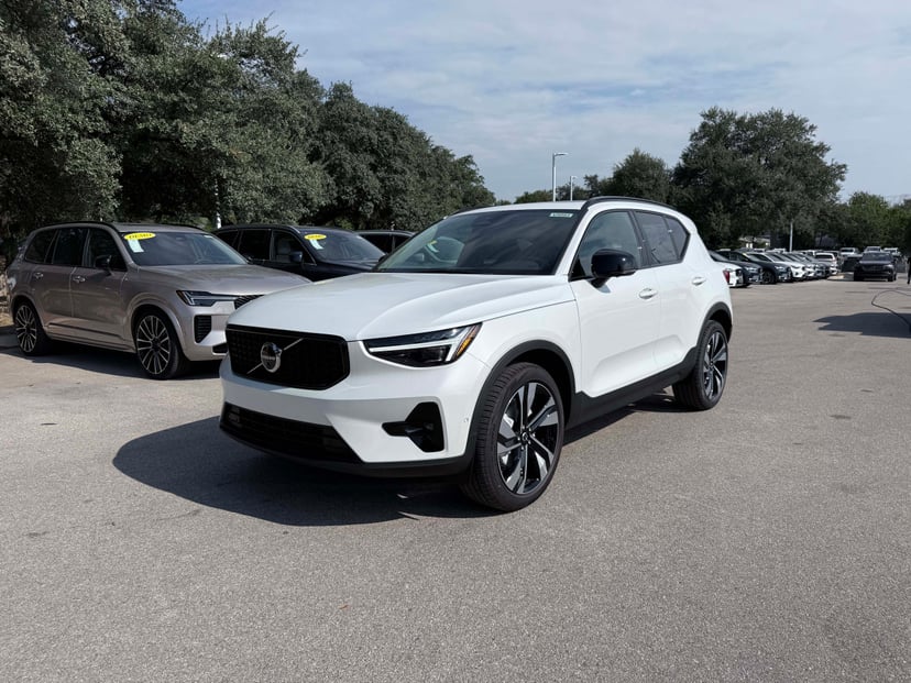2026 Volvo XC40 - Image 1