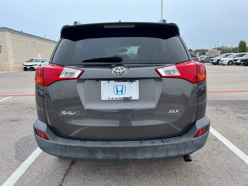 2015 Toyota RAV4 - Image 3
