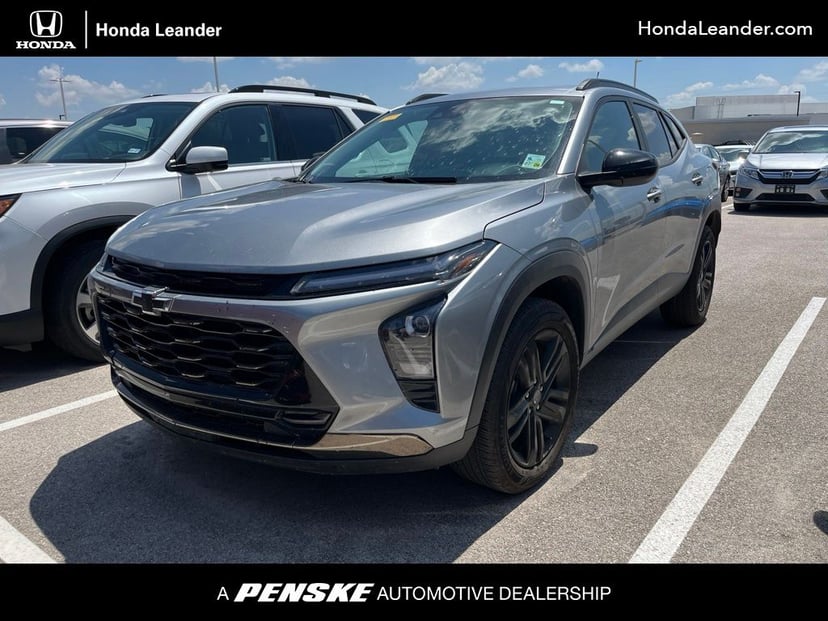 2025 Chevrolet Trax - Image 2