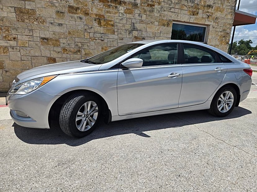 2013 Hyundai Sonata - Image 2