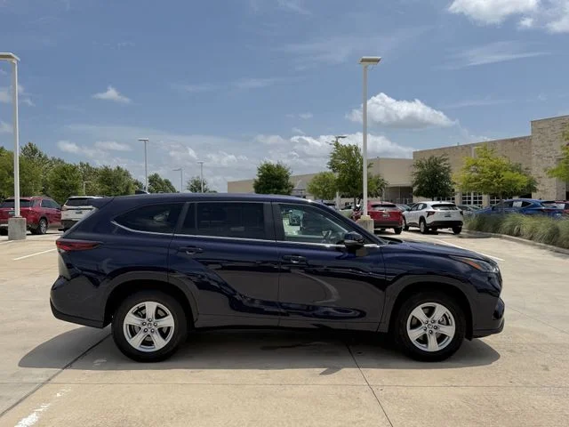 2025 Toyota Highlander - Image 2