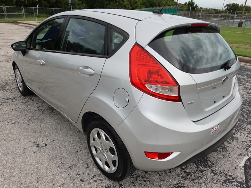 2011 Ford Fiesta - Image 2