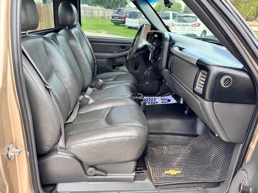 2004 Chevrolet Silverado - Image 2