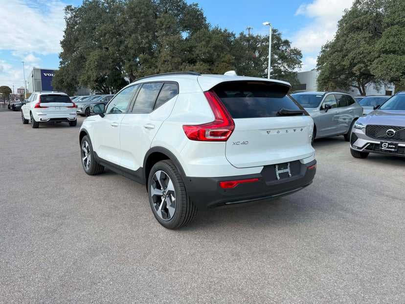 2026 Volvo XC40 - Image 3