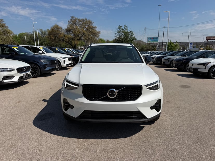 2026 Volvo XC40 - Image 3