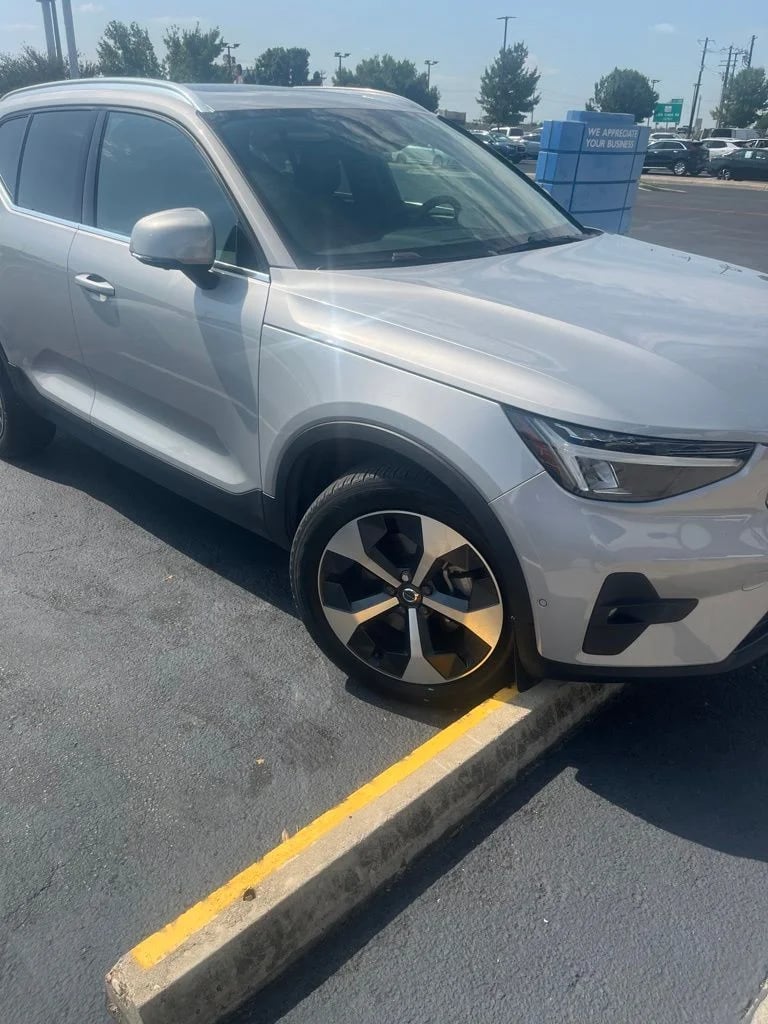 2023 Volvo XC40 - Image 1