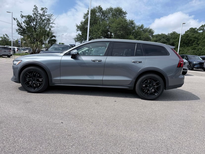 2021 Volvo V60 Cross Country - Image 3