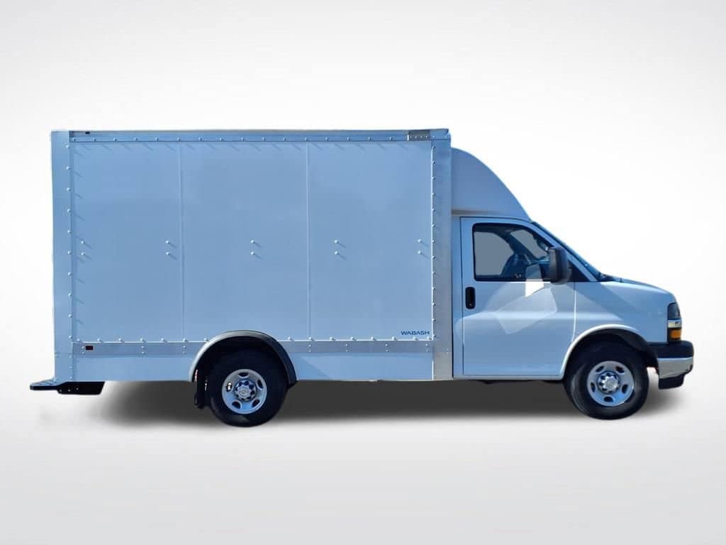 2025 Chevrolet Express Cutaway - Image 2
