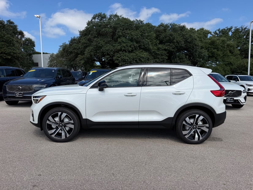 2026 Volvo XC40 - Image 2
