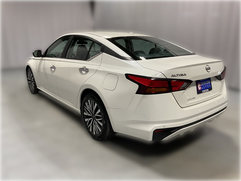 2025 Nissan Altima - Image 2