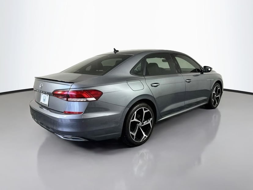 2022 Volkswagen Passat - Image 3
