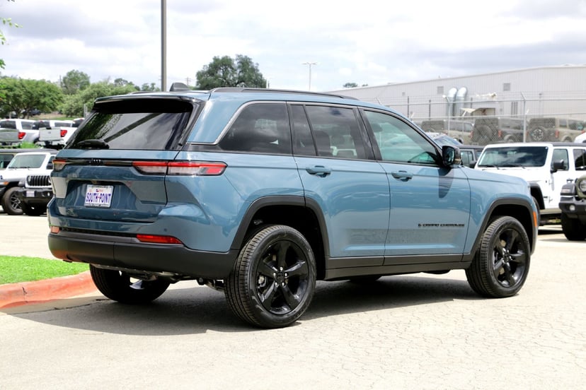 2026 Jeep Grand Cherokee - Image 2