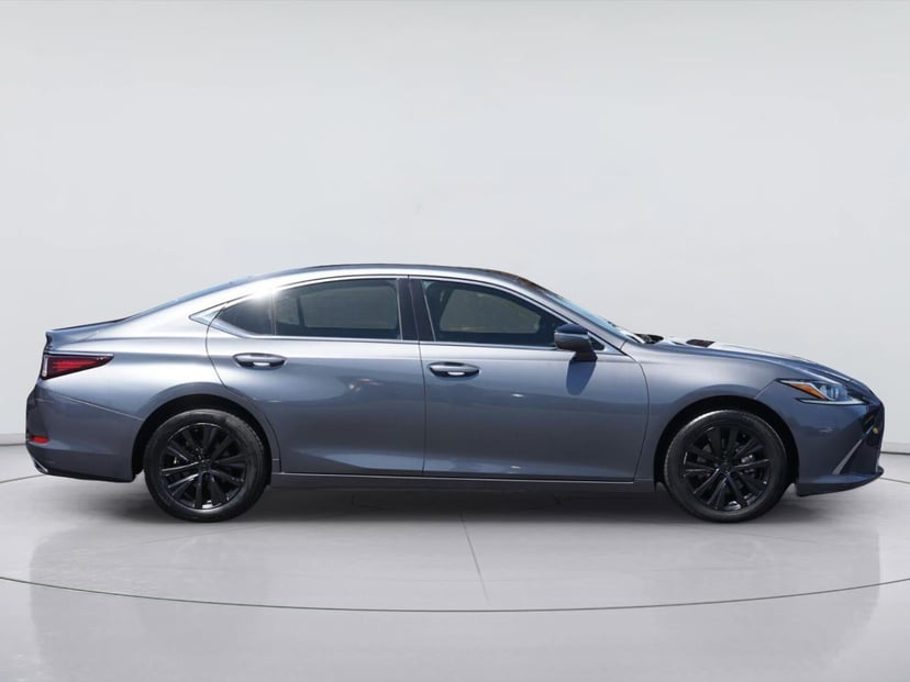 2019 Lexus ES - Image 2