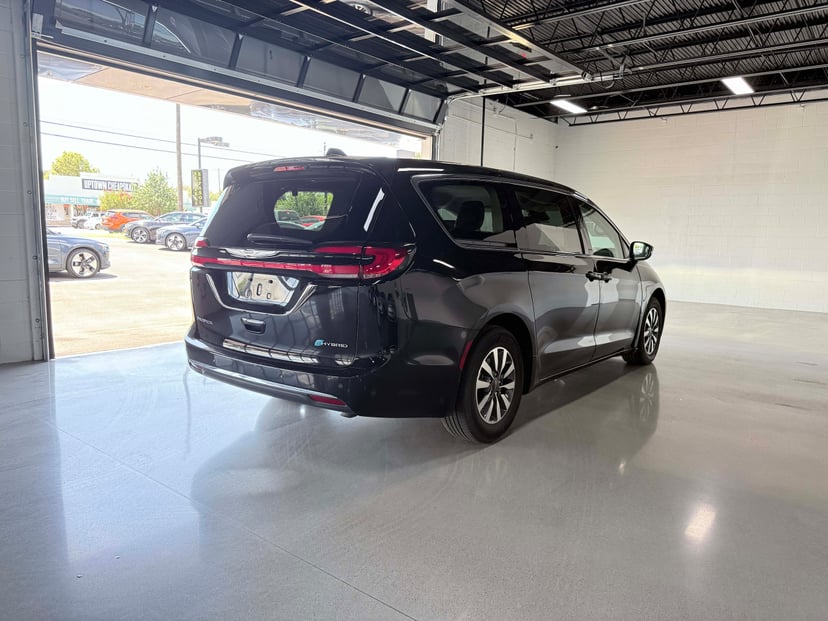 2024 Chrysler Pacifica - Image 2