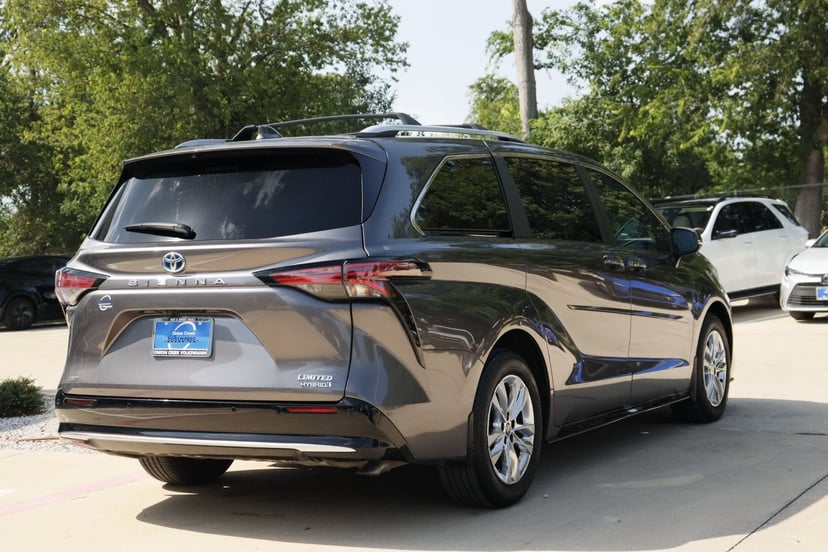 2024 Toyota Sienna - Image 3