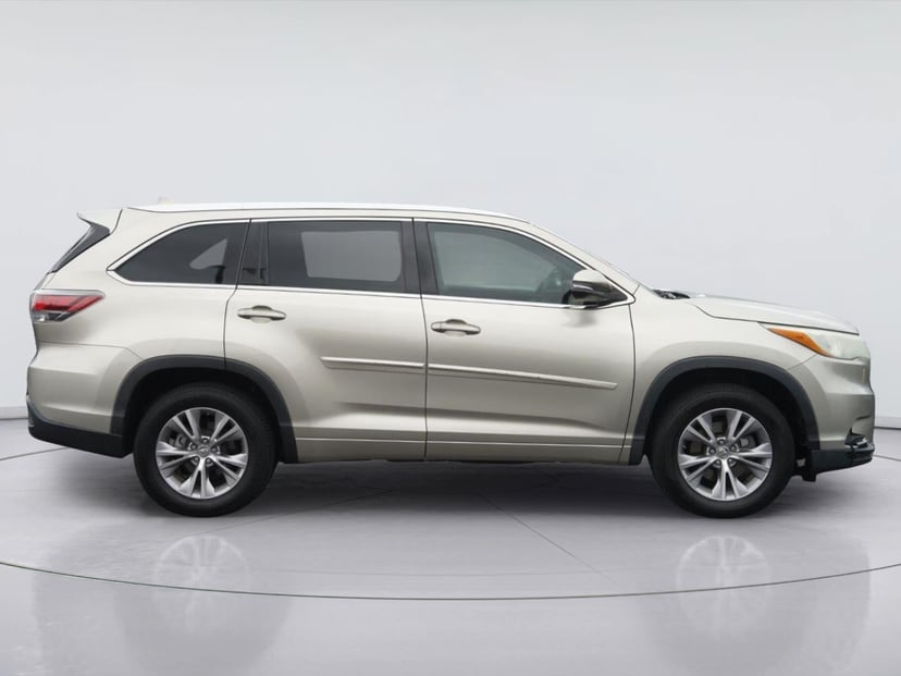 2015 Toyota Highlander - Image 2