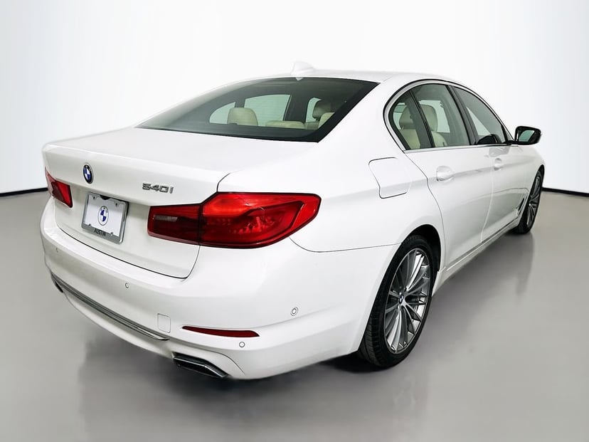 2019 BMW 540i - Image 2
