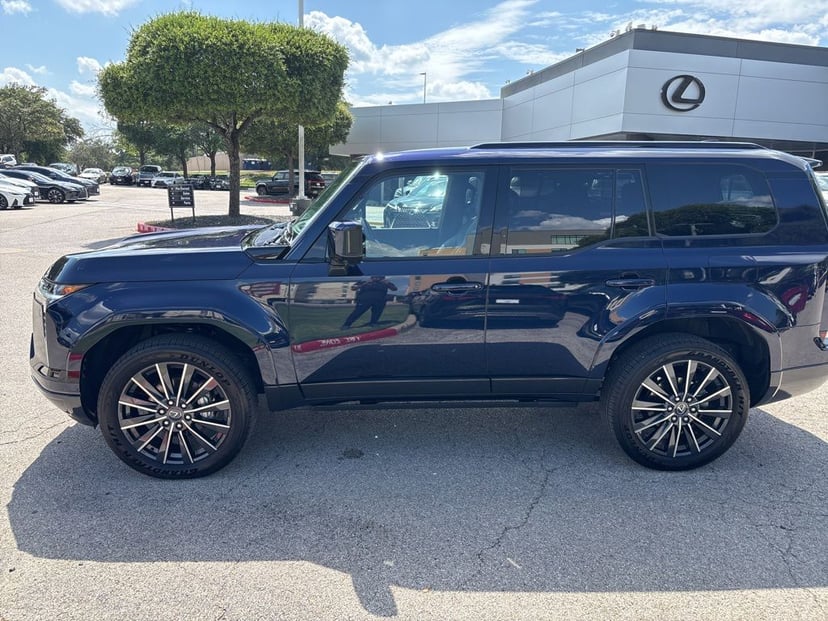 2025 Lexus GX - Image 2