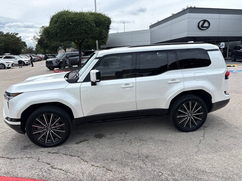 2024 Lexus GX - Image 2