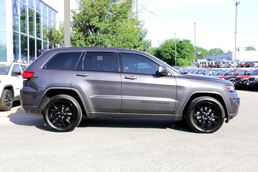2018 Jeep Grand Cherokee - Image 2