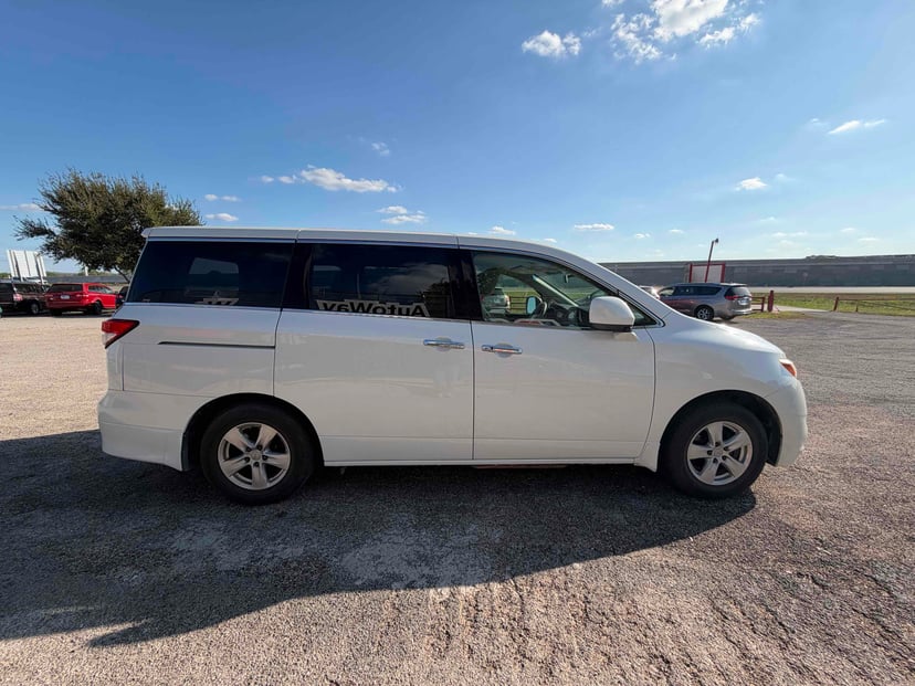2011 Nissan Quest - Image 1
